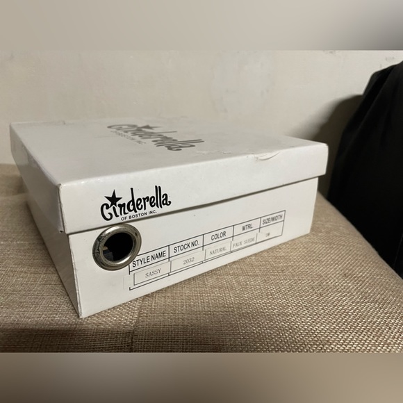 Cinderella of Boston tan suede heels with peep toe and bow detail 3W - Picture 6 of 6